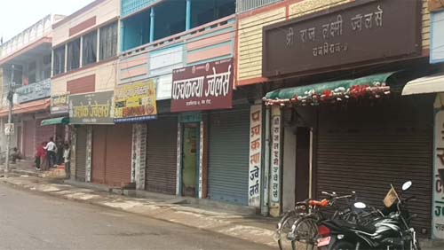 अनुगमन टोली आएपछी सुनचाँदी पसल एकाएक बन्द गरि पसलेहरु भागाभाग